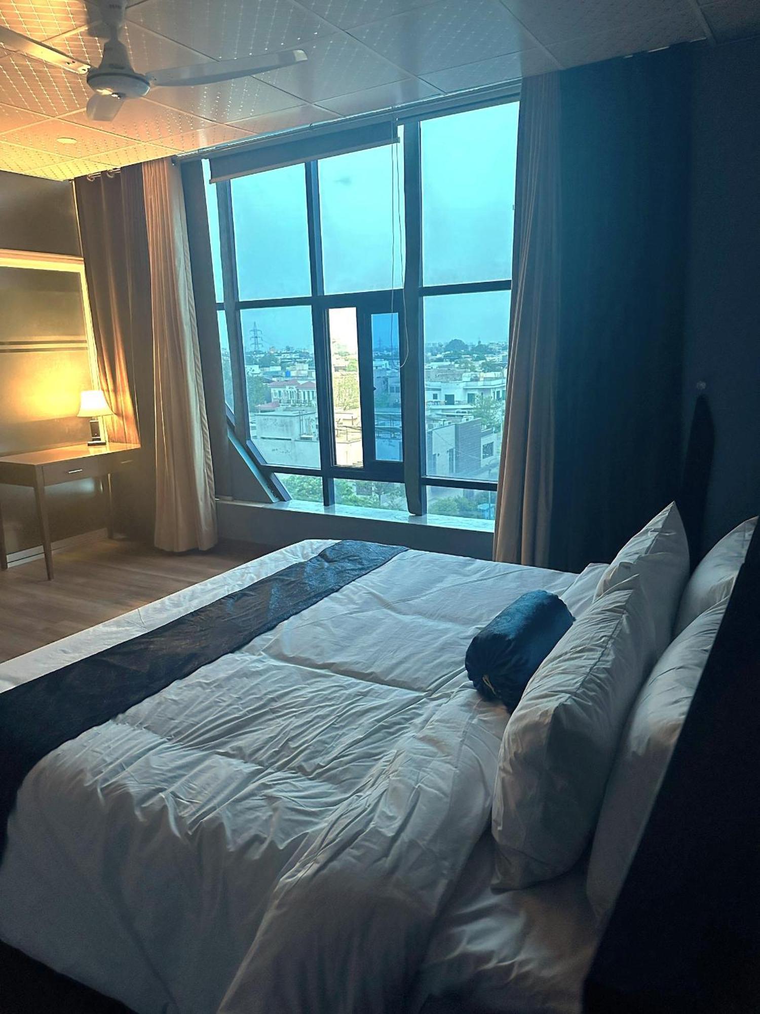 Luxury Apartment In Dha Phase 8, Near Allama Iqbal International Airport Lahore Extérieur photo